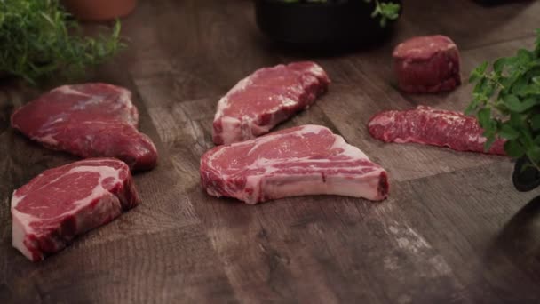 Vers rauw rundvlees snijdt op keuken teller — Stockvideo