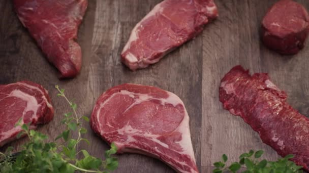 Cortes de carne de res cruda fresca en el mostrador de cocina — Vídeo de stock