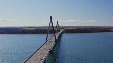 İHA uçuşu askıya alınan köprüde trafiğin üzerinde