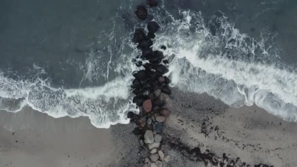 Drohne zoomt auf Felsen am Strand — Stockvideo