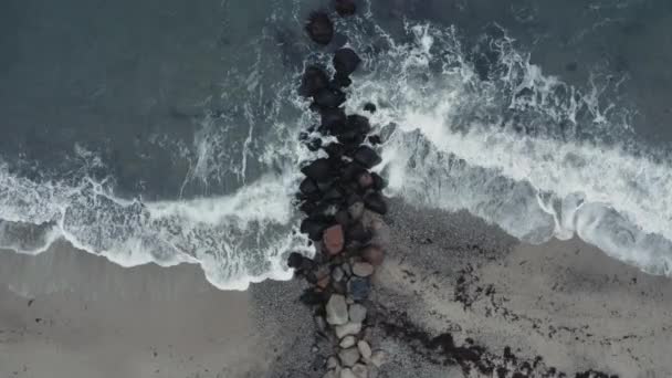 Drone Zoom sur les rochers sur la plage — Video