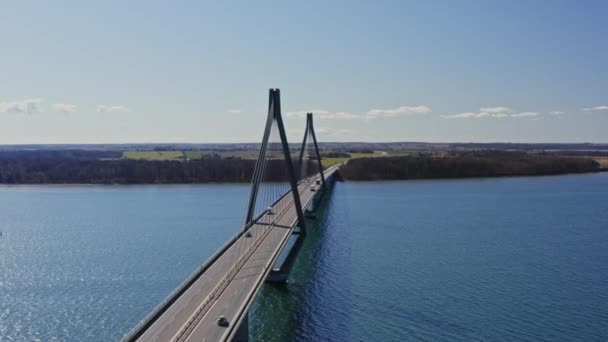 Vuelo de aviones no tripulados sobre el tráfico en puente colgante — Vídeo de stock