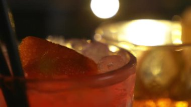 Kırmızı Kokteyl İçeceği ve Bokeh Işık Efekti Arkaplanda