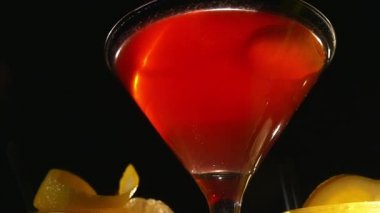 Kokteyl İçkileri ve Siyah Arkaplan