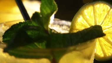 Limonlu Citrus Gecesi Kokteylinin Odaklanmış Vuruşu