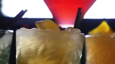 Buzlu ve Parti Işıklı Kokteyl İçkilerinin Ucu Cama Yansıyor