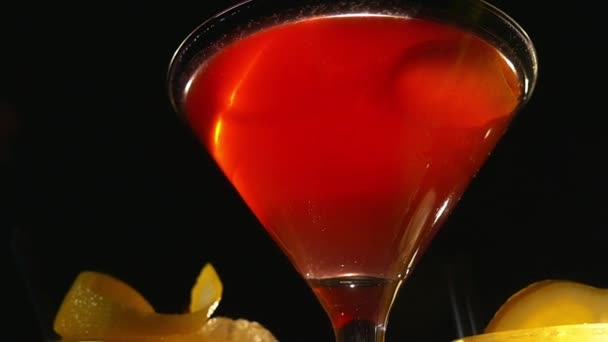 Cocktailgetränke und schwarzer Hintergrund — Stockvideo