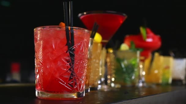 Zimne napoje koktajlowe ułożone na szczycie baru w klubie — Wideo stockowe