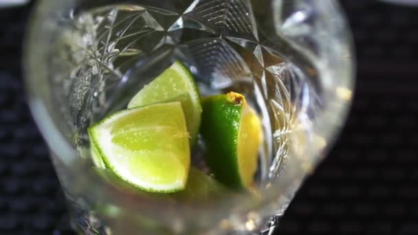 Closeup shot van alcoholische drank wordt voorbereid — Stockvideo