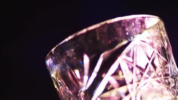 Barmenin üzerine buz eklediği Boş Alkol Kadehi — Stok video