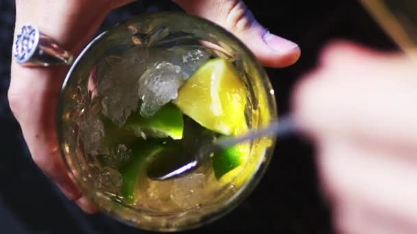 Mãos de barman masculino preparando um coquetel agradável noite — Vídeo de Stock