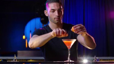 Erkek barmen Alevli Kokteyl İçeceği Hazırlıyor