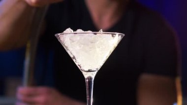 Barmen kulüpte buzla dolu bir kokteyl hazırlıyor.