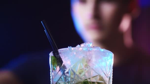 Defocused to Focused Shot of Male Bartender Preparing Night Cocktails in een club — Stockvideo