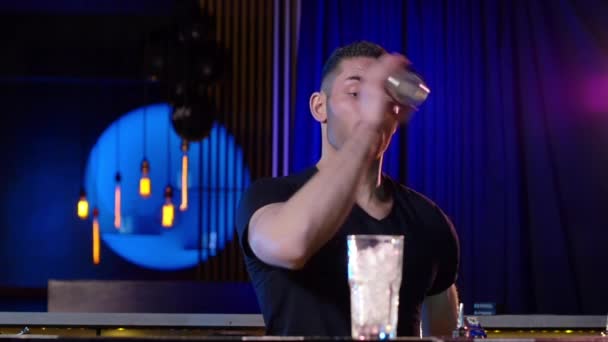 Mužský barman dělá flip láhev trik — Stock video