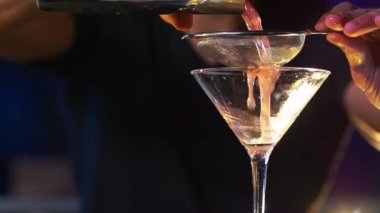 Arka planda Erkek Barmen Yavaş Çekimde Kokteyl İçeceği