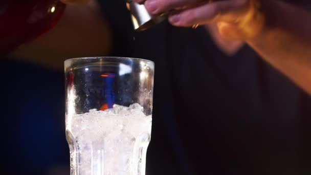 Handen van de mannelijke barman bereiden van een cocktail drankje en mixen het — Stockvideo