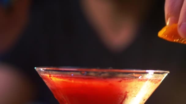 Man bereidt een vlam Cocktail Drink en voegt een zwart rietje — Stockvideo