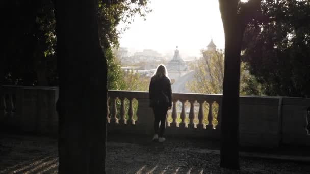 Mujer de pie en la balaustrada iluminada por el sol en Roma — Vídeo de stock