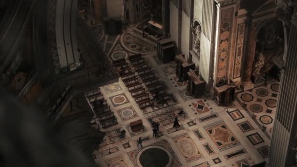 Vysoký úhel pohledu v bazilice sv. Petra — Stock video