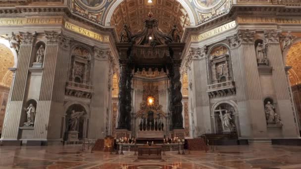 圣彼得大教堂的内部与教皇阿尔塔 — 图库视频影像