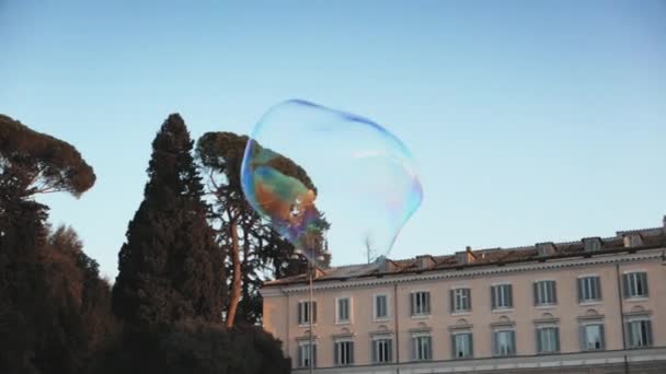 Jabón burbuja flotando en Roma — Vídeo de stock