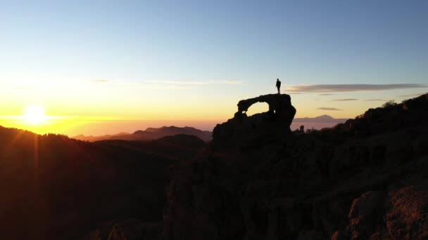 Dramatischer Sonnenuntergang über bergiger Landschaft — Stockvideo