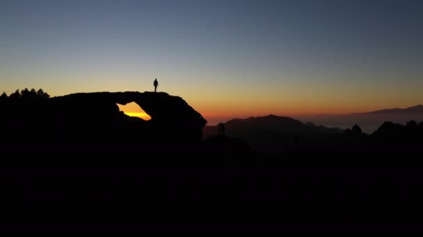 Siluetted People On Mountain Watching Sunset — Vídeo de stock