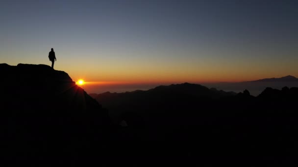 Σιλουέτα του ανθρώπου βλέποντας Mountain Sunset — Αρχείο Βίντεο