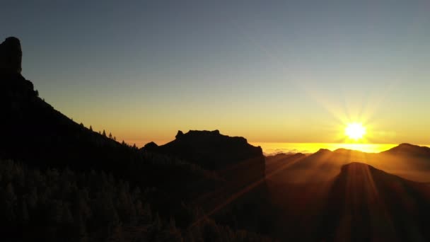 Dramatischer Sonnenuntergang über bergiger Landschaft — Stockvideo