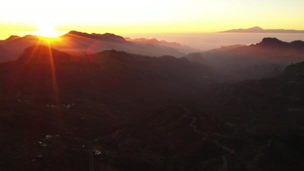 Dramatische zonsondergang over bergachtig landschap — Stockvideo