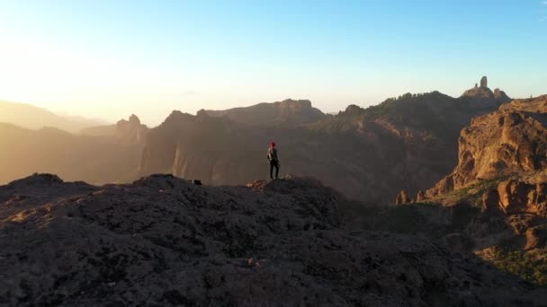 De mens kijkt naar de zonsondergang boven het berglandschap — Stockvideo