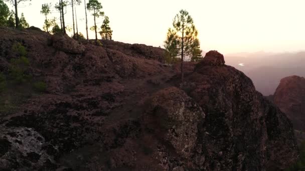 Man vid skymningen faller över dramatiska bergslandskap — Stockvideo