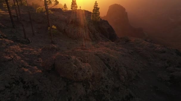 山の上で夕日を見る男 — ストック動画