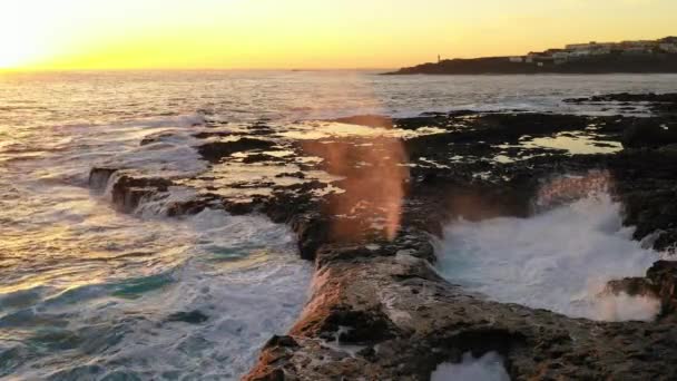 Ondas batendo na costa ao pôr do sol — Vídeo de Stock