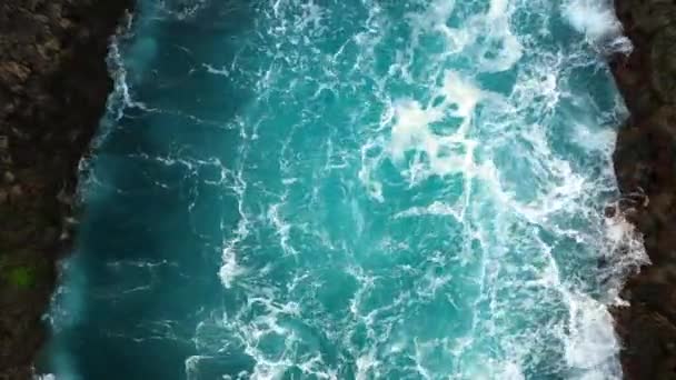 Agua de mar en la piscina de roca en la costa — Vídeos de Stock