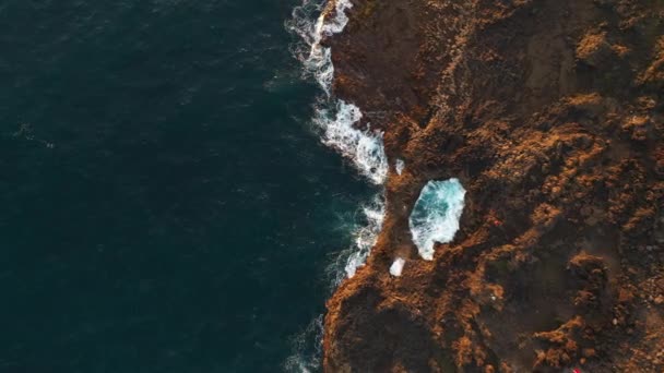 Drone Pohled na moře proti pobřeží — Stock video