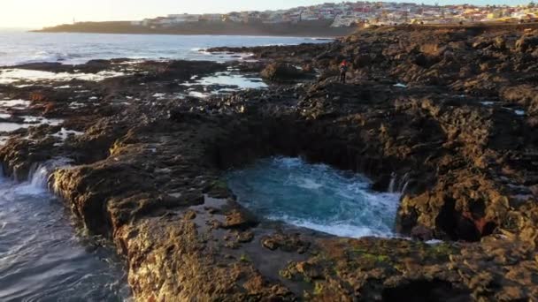 Vuelo de drones sobre piscinas de rocas y costas — Vídeo de stock