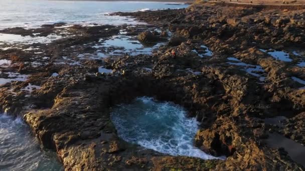 Kayaların ve sahil şeridinin üzerinden İHA uçuşu — Stok video