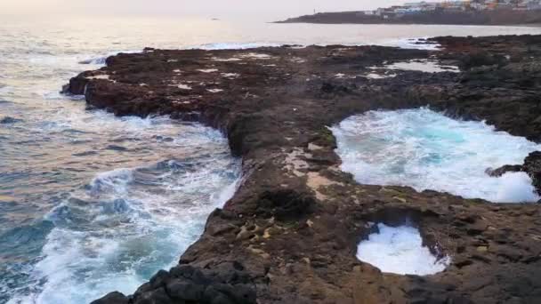 Stenen poelen gevuld met zeewater en golven — Stockvideo