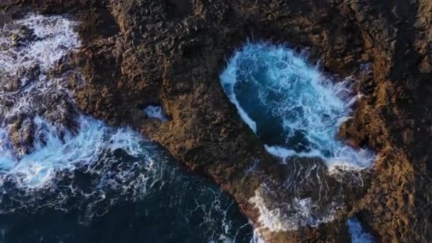 Mar fluyendo en la piscina de roca y contra la costa — Vídeo de stock