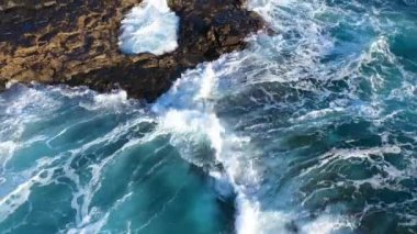 Kayaların ve Sahil Havuzlarının Üzerinde İnsansız Hava Aracı