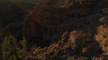 Dağlarda Kaya Kemerinde Duran Adam