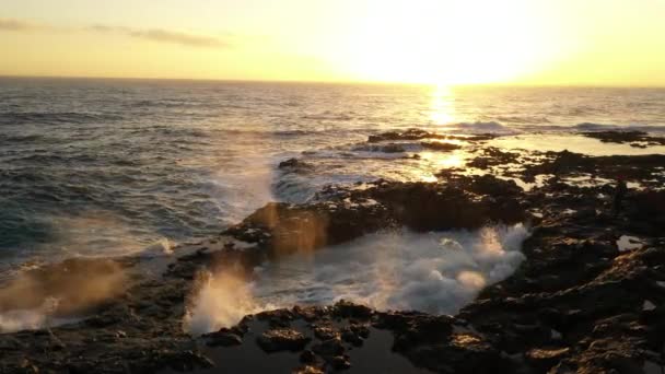 Homem explorando litoral e ondas iluminadas pelo sol — Vídeo de Stock