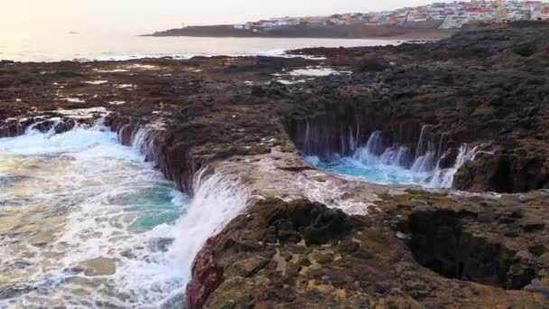 Беспилотник над скалами в океане — стоковое видео