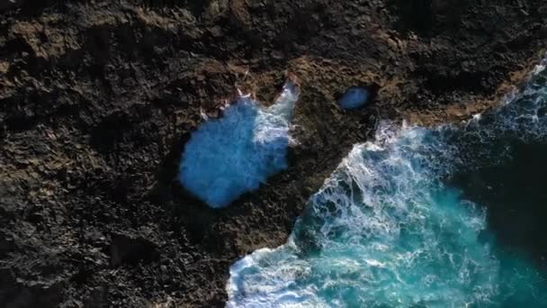 Das Meer fließt über Felsen und Pools an der Küste — Stockvideo