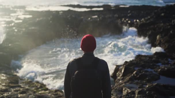 Man tittar på havet flöde in i Rock Pools — Stockvideo