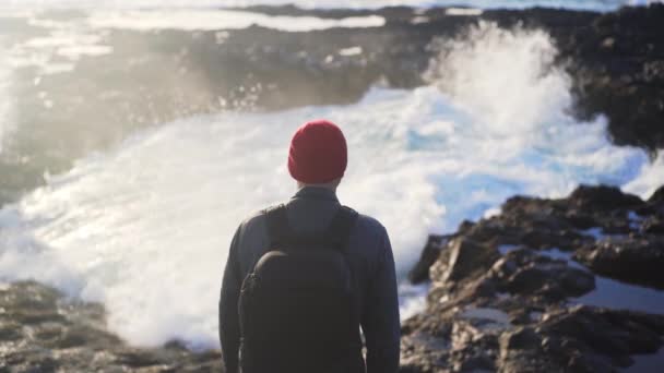 Uomo che guarda il flusso del mare nella piscina rocciosa — Video Stock