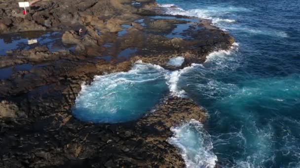 Meer wogt über Felsen an der Küste — Stockvideo