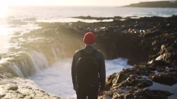 Man tittar på havsflödet in i Rock Pool — Stockvideo